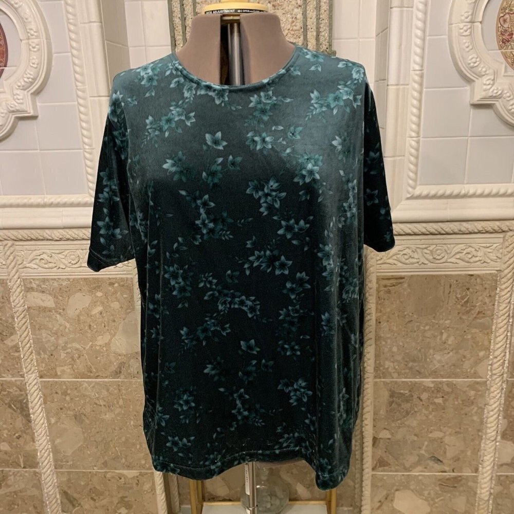 Bentley Plus. Size 2X. Velour Pullover. Short Sleeve. Floral. Bust 51". B4